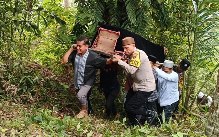 Kapolsek Banda Alam Polres Aceh Timur Ipda Munawir, H.R.D.,S.K.M. hadir di tengah-tengah warganya yang sedang berduka, Senin (28/11/2022).