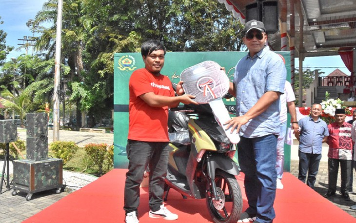 Penyerahan hadiah utama