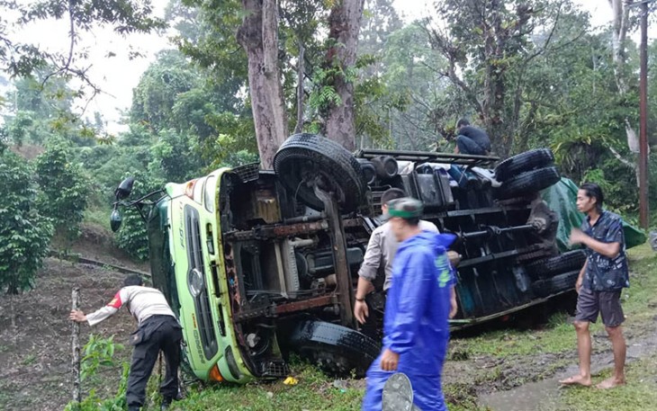 Truk Angkut Roti Terbalik pasca terbalik di Kaur Selatan