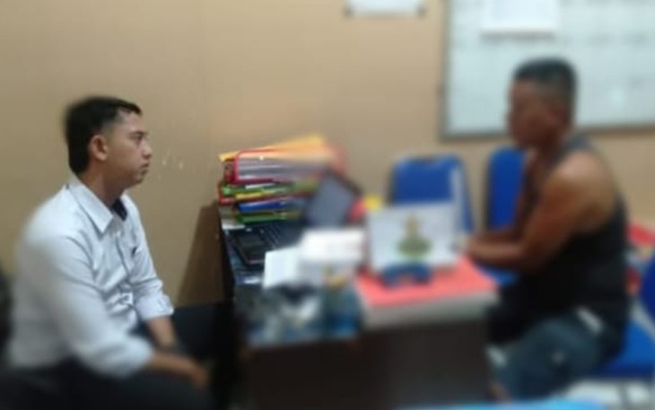 Tersangka DPO (kanan) saat diinterogasi penyidik