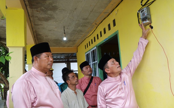 Gubernur Kepulauan Riau H. Ansar Ahmad saat Hidupkan Sekring Listrik di Desa Bayat