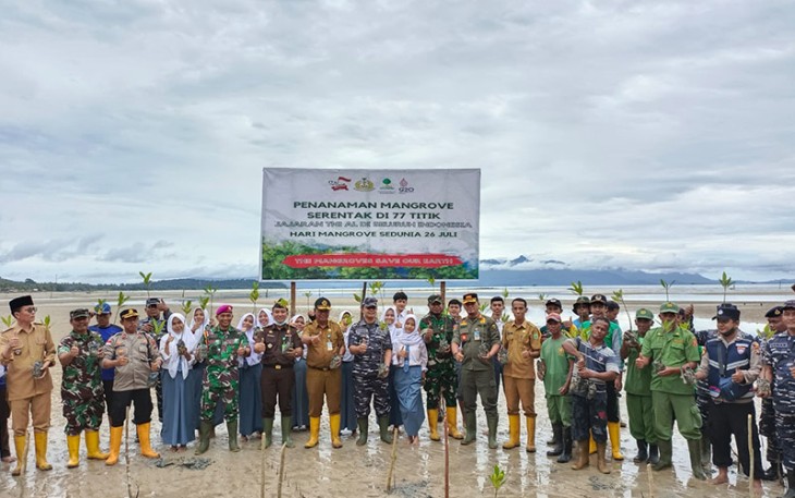 Lanal Dabo Singkep saat Tanam Ribuan Bibit Mangrove