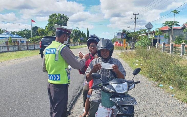 Sat Lantas Polres Mukomuko saat Bagikan Masker Kepada Pengendara