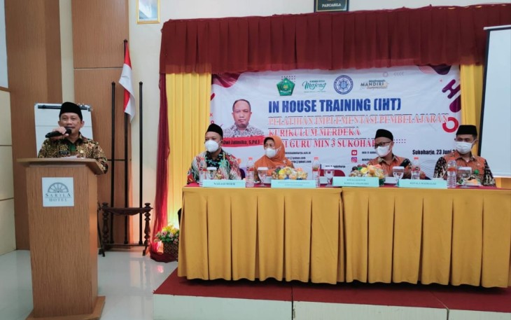 Kepala Kemenag Sukoharjo Muh Mu'alim membuka pelatihan Kurikulum Merdeka yang diadakan MIN 3 Sukoharjo di Hotel Sarila, Sukoharjo, Kamis (23/6/2022).