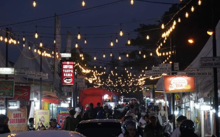 Pasar Kuliner Padang Panjang dipasang penerangan dengan bohlam berwarna warmwhite.