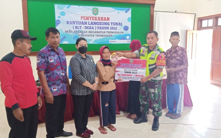 Babinsa Parakan Koramil 0806/01 Trenggalek saat Kawal Penyaluran BLT DD
