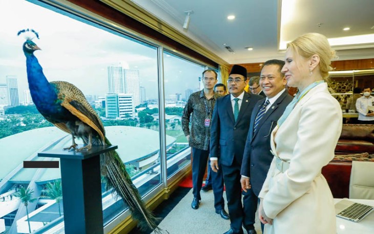 Bamsoet saat menerima Wakil Ketua Parlemen Ukraina H.E. Mrs Olena Kondratiuk, di Ruang Kerja Ketua MPR RI, di Komplek MPR RI, Jakarta, Rabu (5/10/22).