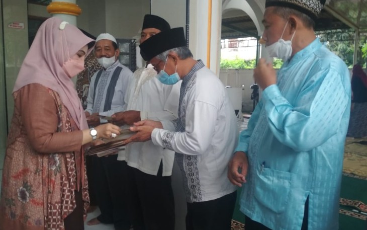 Rina Iriani saat menyerahkan zakat mal kepada masing-masing perwakilan takmir Masjid Al Maming se-Kabupaten Karanganyar.