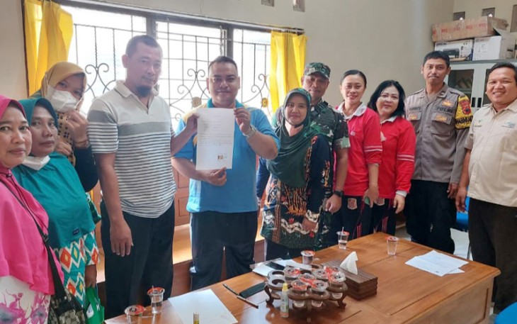 Anjar Basuki menunjukkan surat pernyataan yang disaksikan oleh Dinsos, Bhabinkamtibmas, Bhabinsa dan perangkat kelurahan Karangboyo kecamatan Cepu kabupaten Blora.