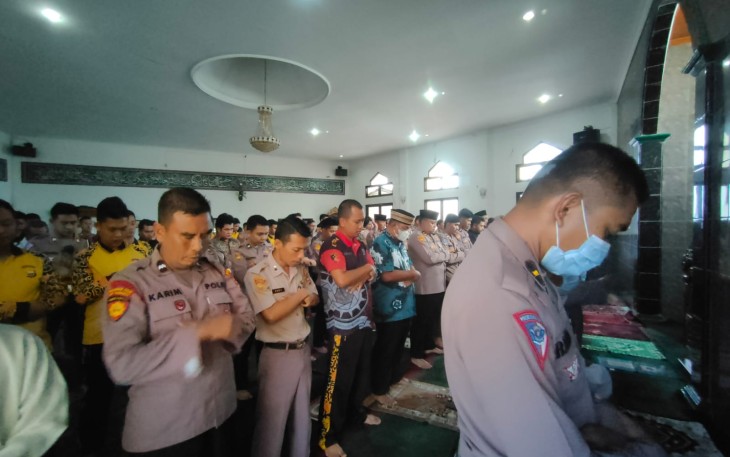Personel Polda Bengkulu saat Shalat Ghoib dan Doa Bersama untuk Korban Gempa Cianjur