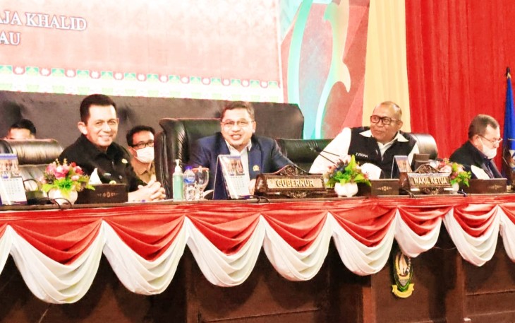 Rapat Paripurna dengan agenda Pandangan Umum Fraksi-fraksi DPRD Provinsi Kepri terhadap Raperda tentang LPP APBD Provinsi Kepri tahun Anggaran 2021 di Ruang Sidang Utama Balairung Raja Khalid, Gedung DPRD Provinsi Kepri, Tanjungpinang, Senin (25/7). 