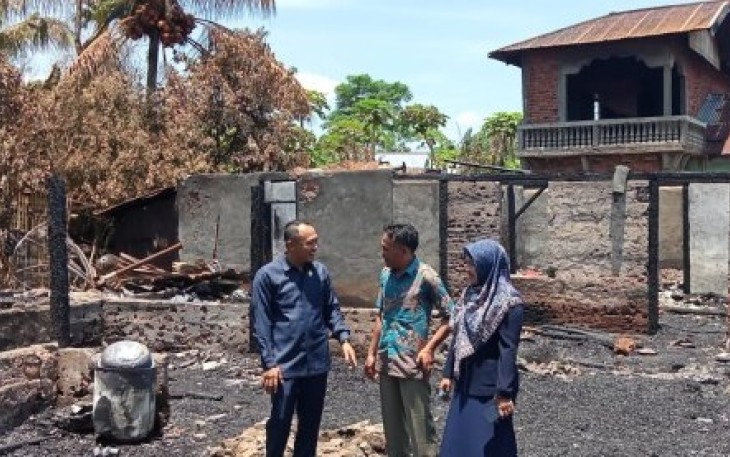 Ketua DPRD Kepahiang Windra Purnawan SP saat tinjau lokasi kebakaran