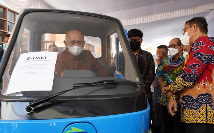 Menteri Koperasi dan UKM Teten Masduki saat kunjungan ke Business Matching Pengadaan Produk Dalam Negeri dan UMKM 2022 di Nusa Dua, Bali.