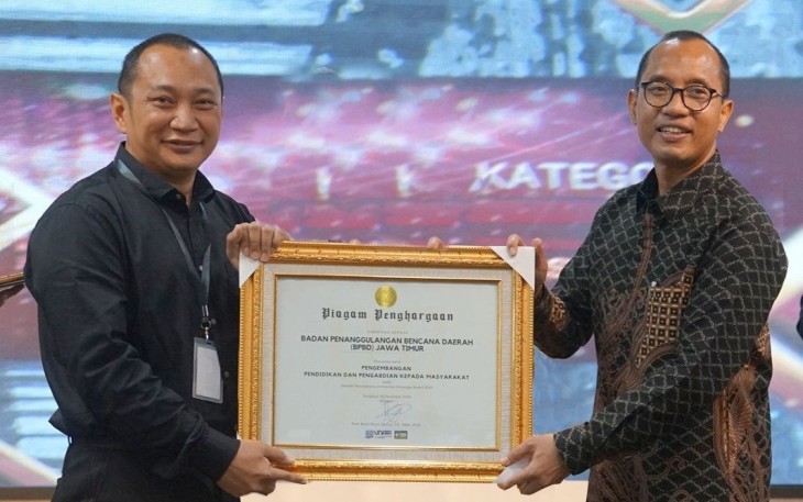 Wakil Direktur Pascasarjana Unair Dr Suparto Wijoyo SH, M.Hum kepada Kalaksa BPBD Jatim Gatot Soebroto SE, M.PSDM.