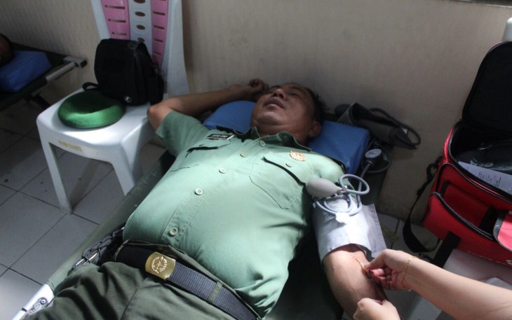 Personil Kodim 1310/Bitung saat melakukan donor darah