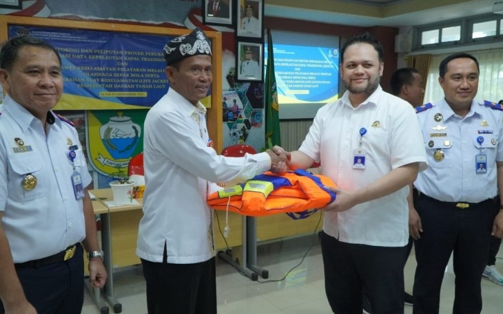 Kepala Bagian Organisasi dan Humas, Wisnu Wardana saat melihat langsung pelaksanaan edukasi keselamatan pelayaran melalui olahraga sepakbola di Kabupaten Tanah Laut.