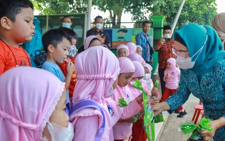 Ketua TP PKK Derta Wahyulin saat memantau langsung pelaksanaan imunisasi di TK Islam Al Azhar Kota Bengkulu. 