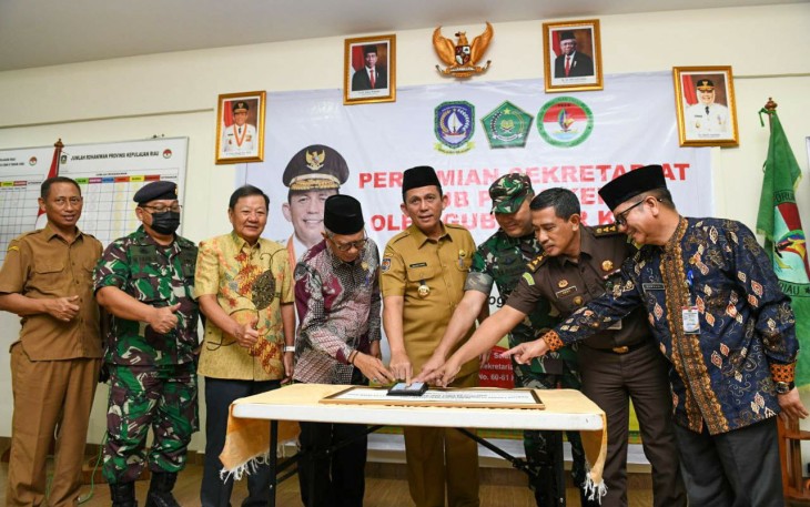 Gubernur Ansar Ahmad Bersama FKPD saat resmikan Sekretariat FKUB