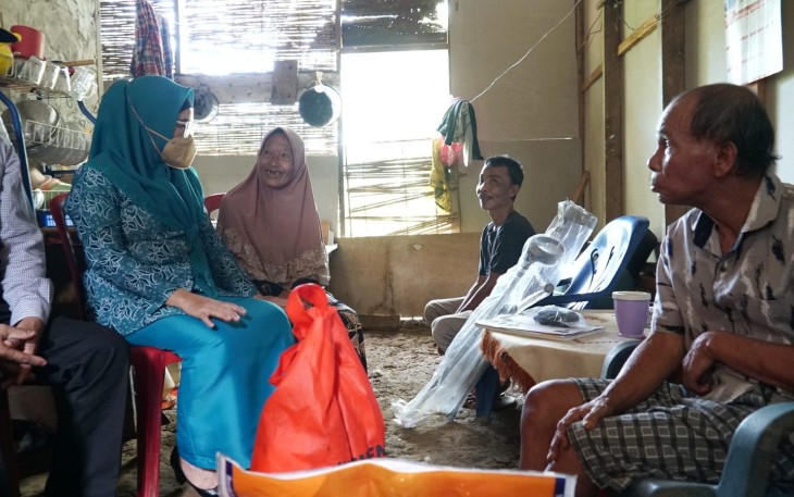 Derta Wahyulin saat Sampaikan Sejumlah Bantuan