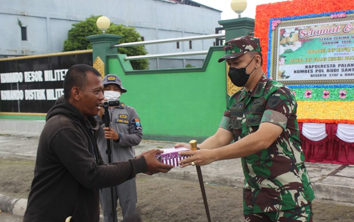 Dandim Palangka Raya saat Bagikan Takjil Kepada Masyarakat 