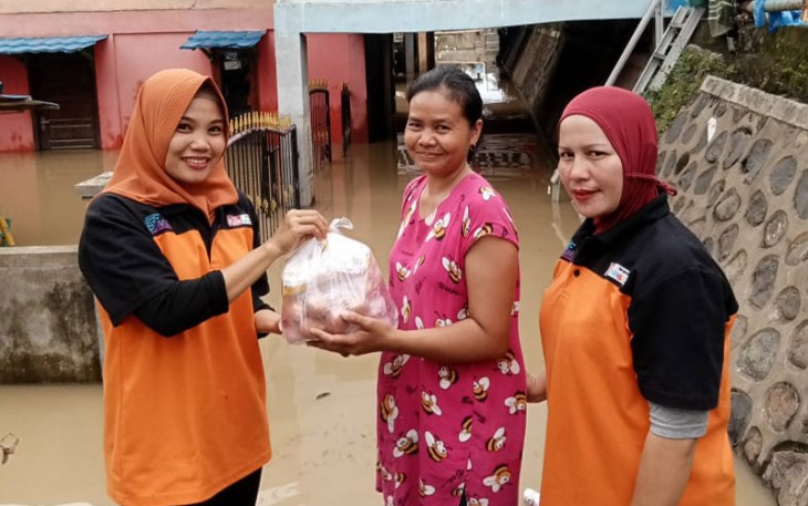 Tim Klikwarta.com-SMSI Bengkulu saat Beri Paket Bahan Makanan ke Warga Terdampak Banjir, Sabtu (03/09/2022).