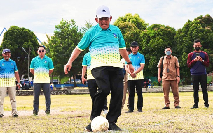 Gubernur Kepulauan Riau H. Ansar Ahmad saat membuka Popda VIII ditandai penendangan bola