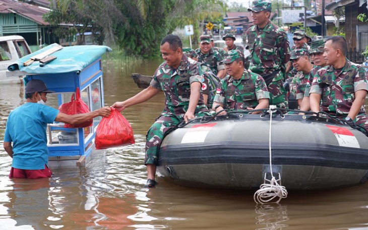 Danrem 121/Abw saat berikan sembako ke salah satu warga terdampak banjir