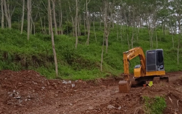 Sebuah alat berat sedang beroperasi melakukan aktivitas penambangan di kawasan lahan perkebunan teh Kemuning, Kecamatan Ngargoyoso, Kabupaten Karanganyar.
