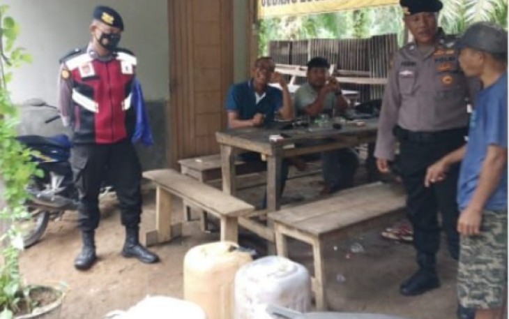 Polres Mukomuko saat Sita Ratusan Liter Tuak dan Miras berbagai Merk