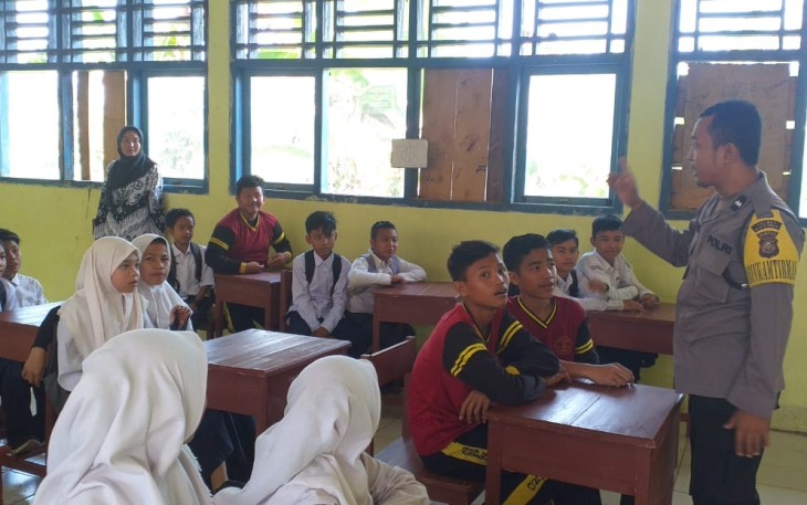 Bhabinkamtibmas saat Imbau Hindari Kenakalan Remaja Hingga Narkoba kepada pelajar
