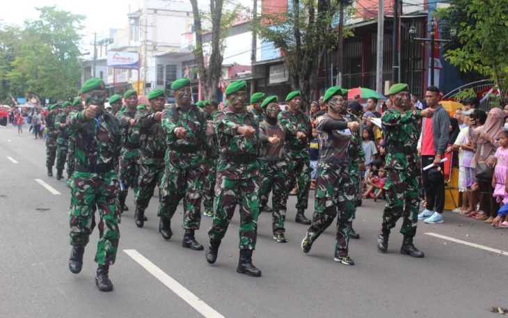 Personil kodim 1310/Bitung saat mengikuti lomba gerak jalan dalam rangka HUT RI Ke 77