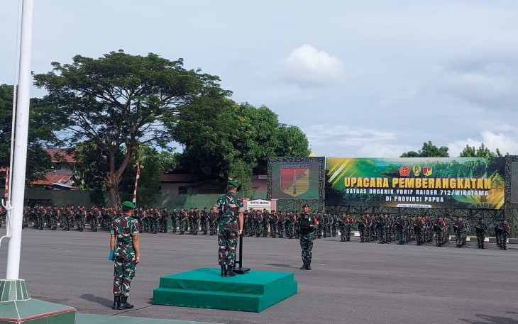 Pangdam XIII/Merdeka saat memimpin upacara keberangkatan Satgas Organisasi Batalyon Raider 712/Wiratama
