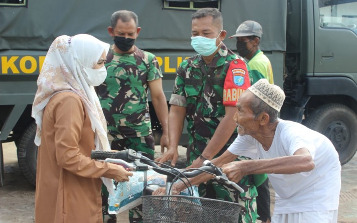Kodim Palangka Raya saat Salurkan Zakat Keluarga Besar H Abdul Rasyid di Kalampangan 