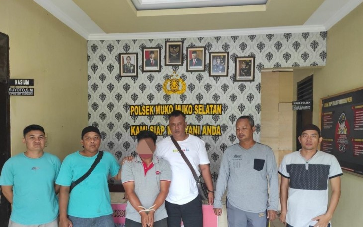 Tersangka (tangan diikat) saat diamankan  