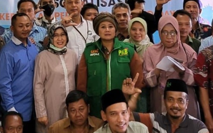 Anggota Komisi IV DPR RI Luluk Nur Hamidah saat berfoto bersama peserta  sosialisasi terkait PSDKP, di Kabupaten Wonogiri, Kamis (4/8/2022).