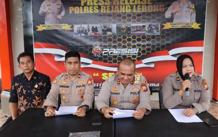 Kapolres RL AKBP Tonny Kurniawan, S.Ik., didampingi Kasat Resnarkoba Iptu Cahya Prasada Tuhuteru saat press conference, Senin (07/11/22).