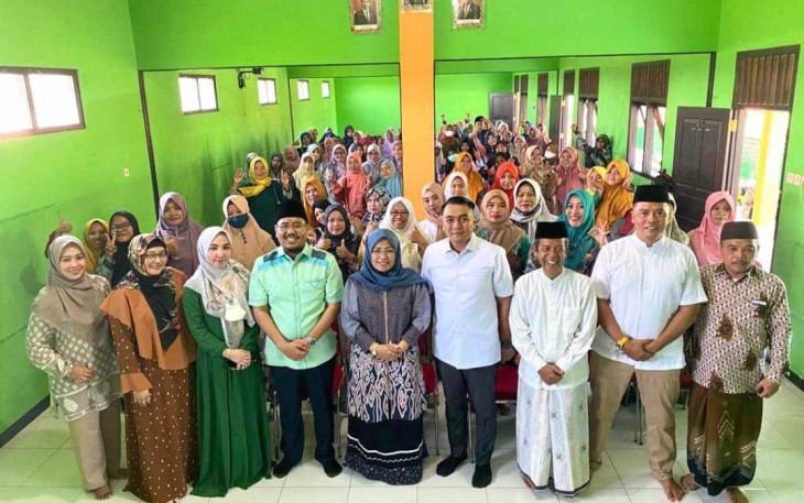 Ketua DPD Partai Gerindra Jatim, Anwar Sadad dalam kegiatan bertemu kader Fatayat NU Kabupaten Kediri, Minggu (24/7/2022), usai sosialisasi Wawasan Kebangsaan. 