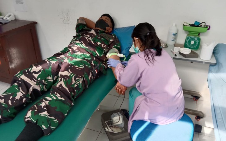 Satgas Yonif 725/Woroagi Sigap Bantu Donor Darah 