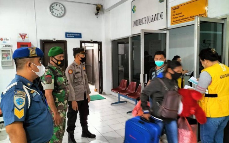 TNI-POLRI bersama instansi terkait saat melaksanakan razia sertifikat vaksin