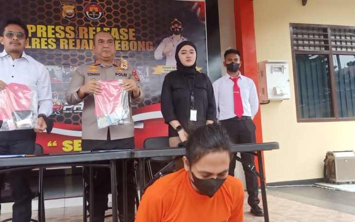 Kapolres RL AKBP Tonny Kurniawan, S.IK didampingi Kasat Resnarkoba Iptu Cahya Prasada Tuhuteru, S.Tr.K saat conference kemarin (Senin, 19/09/22).