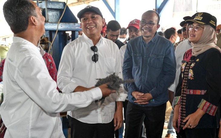 MenKopUKM Teten Masduki saat meninjau kesiapan program Solar Untuk Koperasi (Solusi) Nelayan di Desa Cangkring, Kecamatan Cantigi, Kabupaten Indramayu, Jawa Barat, Rabu (21/9).