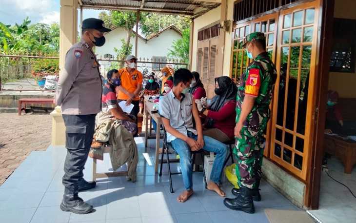 Bhabinkamtibmas dan Babinsa Ngunut saat Beri Pendampingan Vaksinasi Lansia di Desa Sumberejo Kulon