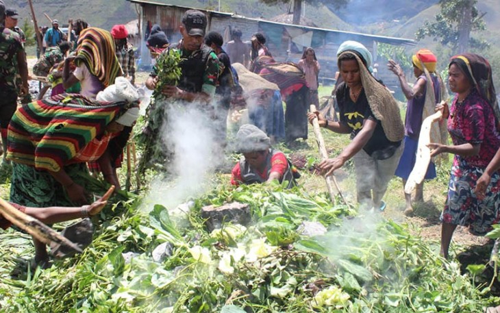 Satgas Yonif Mekanis 203/AK Adakan Acara Bakar Batu Meriahkan HUT Kodam Jaya ke-73 dan Sambut Hari Natal di Lanny Jaya