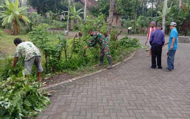 Serka Hendro saat Kerja Bakti Bersihkan Kanan Kiri Jalan Desa