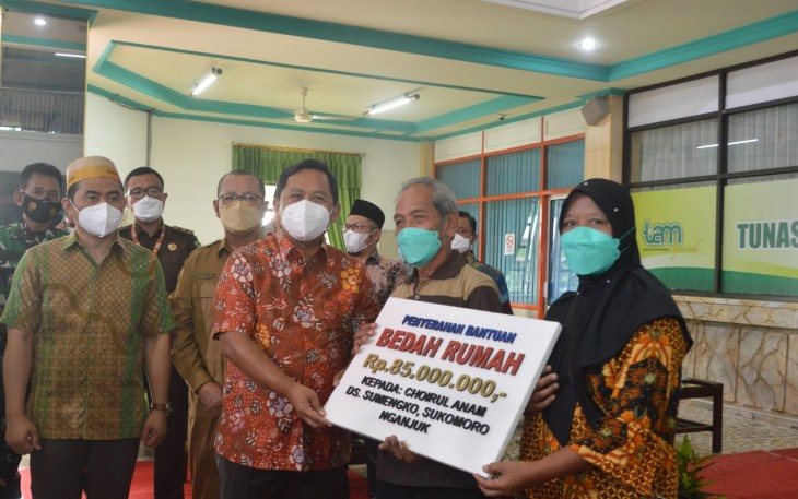 Deputi Zabadi saat memberikan bantuan bedah rumah secara simbolis sebesar Rp 85 juta kepada anggota Koperasi TAM