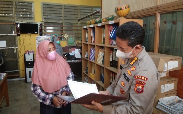 Irwasda Polda Bengkulu Kombespol saat menebus ijazah anak Ibu Jamiati, Senin (04/04/2022).