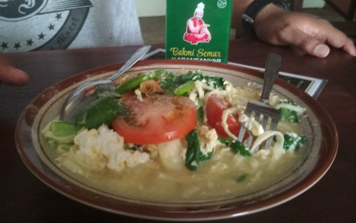 Resto Bakmi Semar, di Jalan Lawu, Titang, Desa Tegalgede, Kecamatan Karanganyar, Kabupaten Karanganyar.