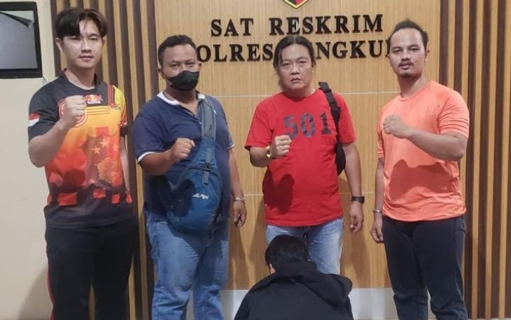 Petugas usai mengamankan terduga pelaku (jongkok diborgol)