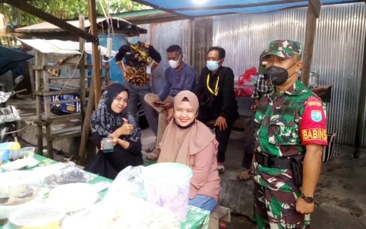 Babinsa Koramil Pahandut Ajak Warga Tingkatkan Ekonomi dengan Jualan Makanan Siap Saji Berbuka Puasa 