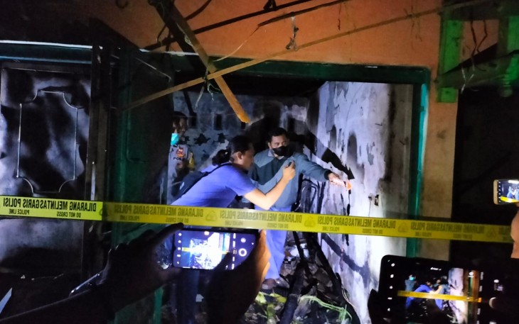  Polisi melakukan olah TKP di warung makan dan kios potong rambut yang ludes di lalap si jago merah.